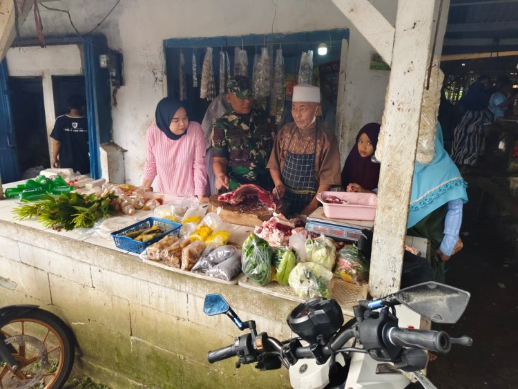 Babinsa Koramil 2206/Parakansalak Laksanakan Pengecekan Harga Sembako di Desa Bojonglongok