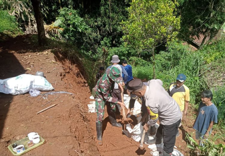 Babinsa Koramil 2208/Nyalindung Laksanakan Karya Bakti Bersama Warga
