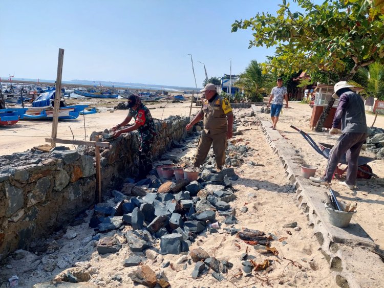 Karya Bhakti Babinsa Koramil 2214/Surade di Desa Sukamukti