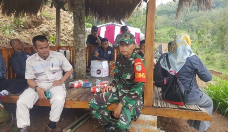 Babinsa Koramil 2209/Lengkong Laksanakan Komsos dengan Warga Desa Tegallega