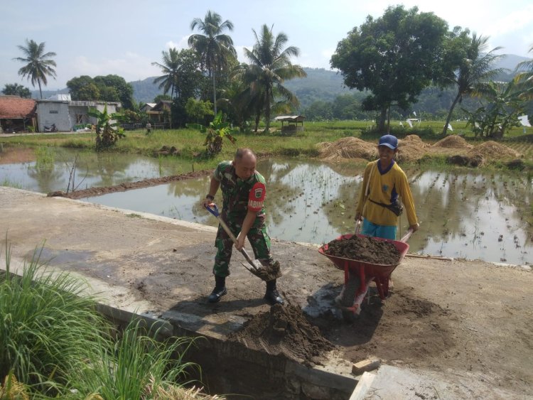 Babinsa Koramil 2202/Palabuhanratu Laksanakan Karya Bakti Pembersihan Jalan di Desa Citepus