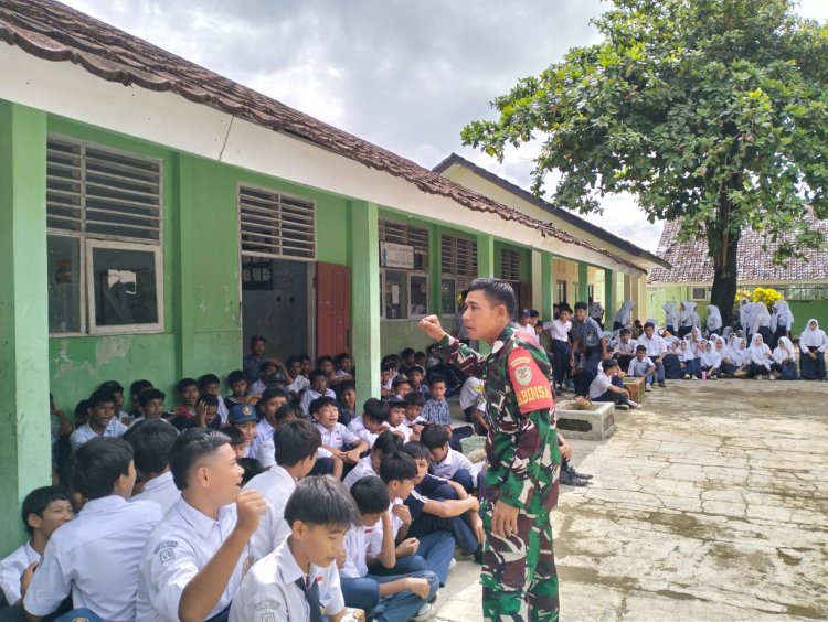 Babinsa Koramil 2215/Ciemas Berikan Wawasan Kebangsaan di SMPN 2 Ciemas