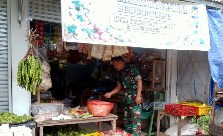 Babinsa Koramil 2206/Parakansalak Laksanakan Pengecekan Harga Sembako di Pasar Parakansalak