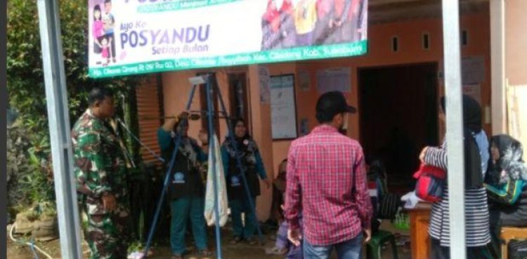 Babinsa Koramil 2204/Cikidang Dampingi Kegiatan Posyandu di Desa Cikarae Thoyibah