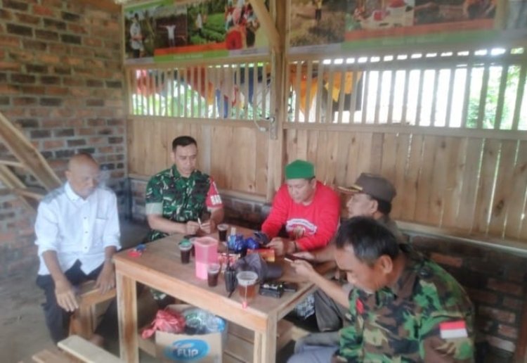 Babinsa Koramil 2206/Parakansalak Laksanakan Komsos Bersama Tokoh Masyarakat