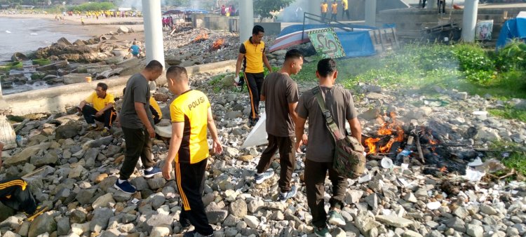 Babinsa Koramil 2201/Cisolok Laksanakan Karya Bakti Bersama Polres Sukabumi