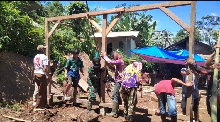 Babinsa Bojongjengkol Gelar Gotong Royong Bedah Rumah Warga Kurang Mampu