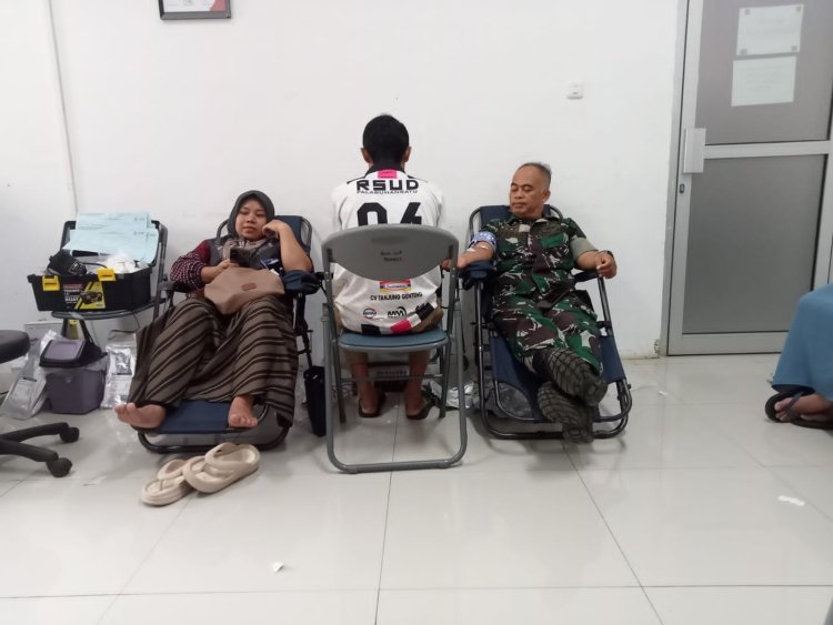 Prajurit TNI Bantu Warga Cicadas yang Derita Gagal Ginjal dengan Donor Darah