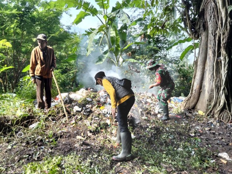 Babinsa Desa Caringin Laksanakan Karya Bakti Bersihkan Sampah di Kampung Caringin