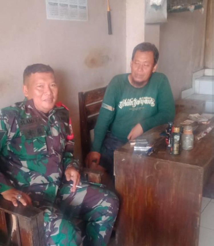 Babinsa Serma Slamet Jalin Komsos dengan Tokoh Masyarakat di Desa Pasanggrahan