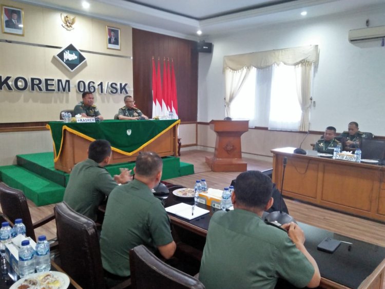 KASREM 061/SK DAMPINGI TIM INSPEKTORAT KODAM III/SILIWANGI LAKSANAKAN PENGAWASAN INTERNAL AUDIT KINERJA DI MAKOREM 061/SK