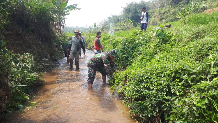 Babinsa Koramil 2205/Kalapanunggal Laksanakan Kegiatan Bhakti di Desa Cipeteuy