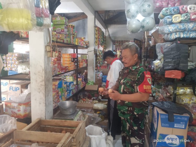 Babinsa Koramil 2206/Parakansalak Lakukan Pengecekan Harga Sembako di Desa Bojongasih