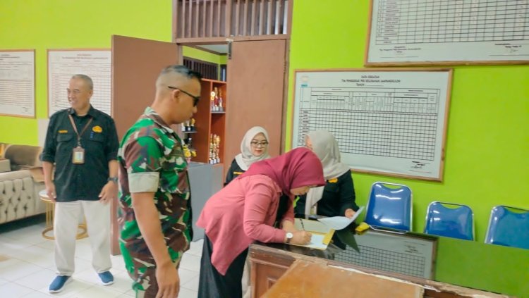 Babinsa Jampangkulon Dampingi Pendistribusian Insentif RT/RW