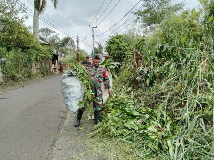 Koramil 2206/Parakansalak Bersama Warga Laksanakan Korpe di Desa Bojongasih