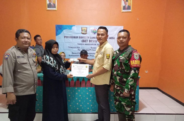 BABINSA KORAMIL 2210/PABUARAN LAKSANAKAN PENDAMPINGAN PENYALURAN BLT DD DI DESA CIBADAK