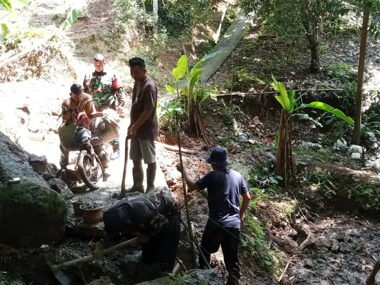 BABINSA KORAMIL 2204/CIKIDANG LAKSANAKAN BAKTI PEMBANGUNAN TPT DI DESA SAMPORA