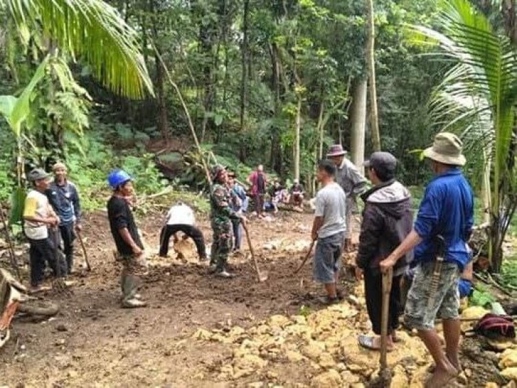 BHAKTI TNI: BABINSA KORAMIL 2207/JAMPANGTENGAH LAKSANAKAN KARBHAKTI DI DESA CITAMIANG
