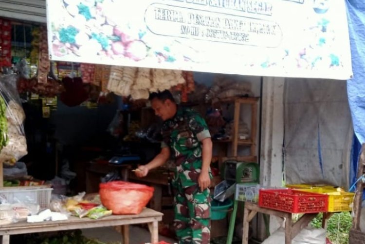 Babinsa Koramil 2206/Parakansalak Lakukan Pengecekan Harga Sembako di Parakansalak