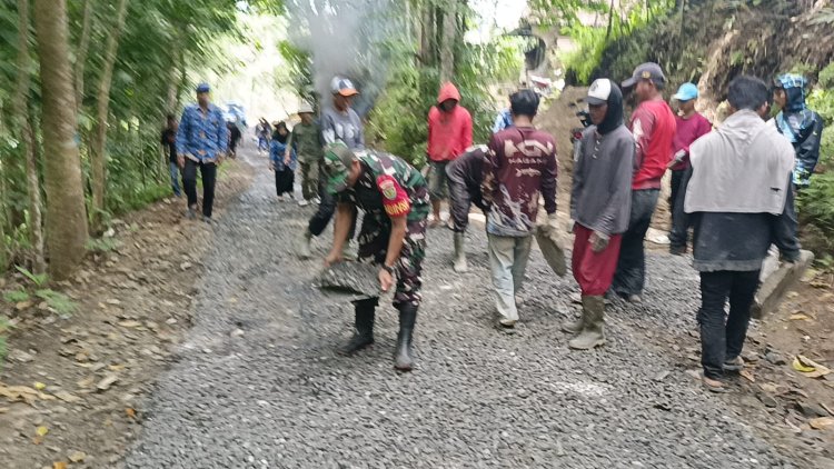 Babinsa Koramil 2213/Jampangkulon Bersama Warga Gelar Karya Bakti Pengaspalan Jalan