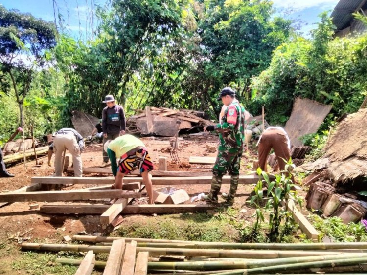 Karya Bakti Babinsa Koramil 2207/Jampang Tengah Bersama Warga