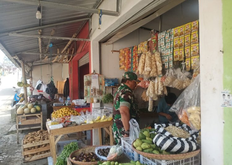 Babinsa Koramil 2206/Parakansalak Laksanakan Pengecekan Harga Sembako di Desa Bojongasih
