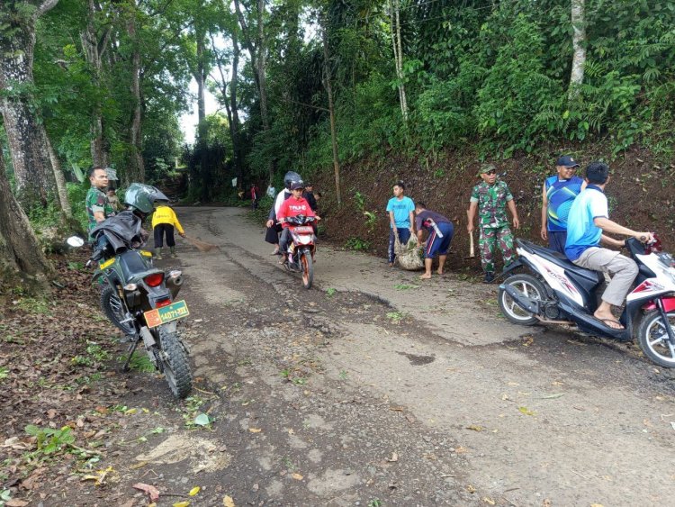 Babinsa Koramil 2205/Kalapanunggal Gelar Kegiatan Bhakti Bersama Warga