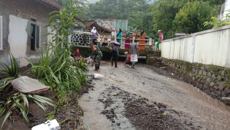 Babinsa Koramil 2202/Palabuhanratu Gelar Aksi Bakti Sosial Pembersihan Sungai Bersama Warga