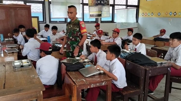 Babinsa Koramil 2213/Jampangkulon Dampingi Kegiatan Makan Bergizi Gratis di SDN Sekarsari