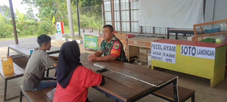 Babinsa Koramil 2215/Ciemas Tingkatkan Kemanunggalan dengan Rakyat Lewat Komsos