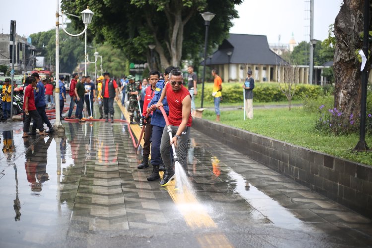 Bebersih Alun-Alun, Jenal Mutaqin Ajak Warga Lebih Cinta Kota Bogor