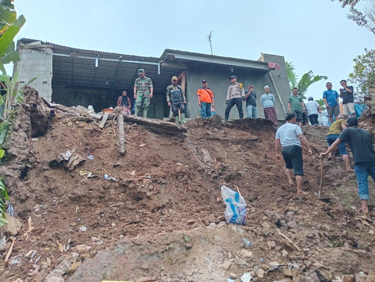 Babinsa Koramil 2206/Parakansalak Evakuasi Rumah Warga di Kampung Cijoglo yang Alami Kerusakan Akibat Hujan Deras