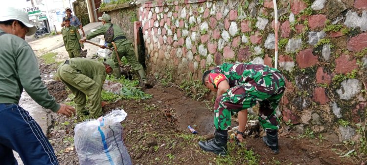 Babinsa Koramil 2208/Nyalindung Laksanakan Karya Bakti Bersihkan Gorong-Gorong