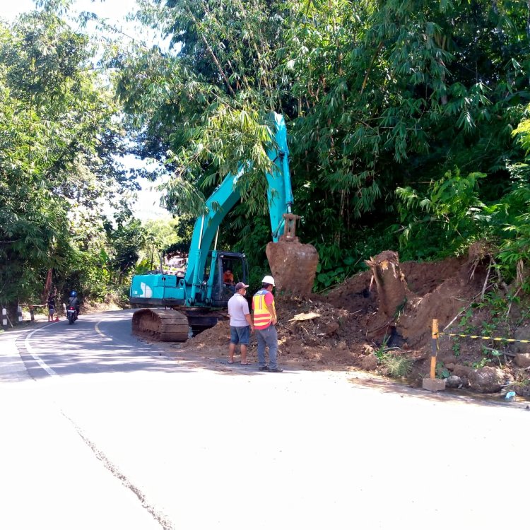 Dinas PUPR Lakukan Pengerukan Material Longsor di Jalan Raya Palabuhanratu, Desa Bojonggaling