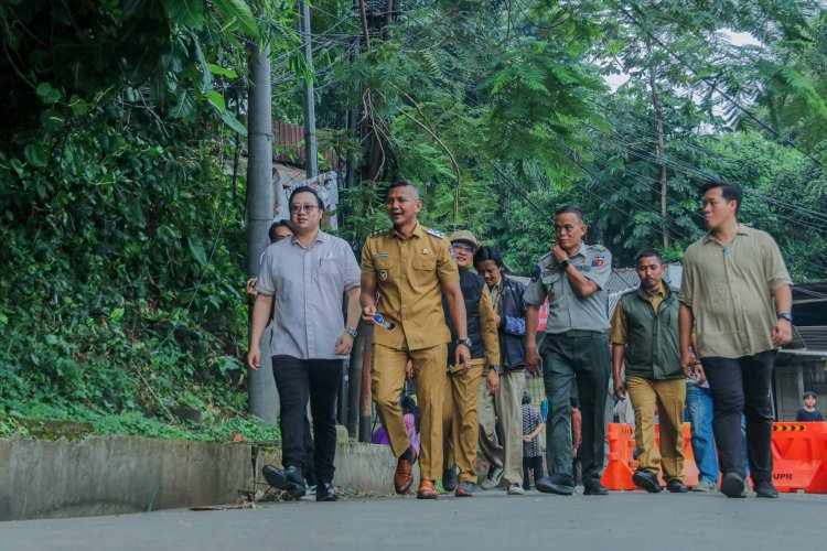 Jenal Mutaqin dan Komisi IV DPRD Jabar Tinjau Lokasi Longsor di Batutulis