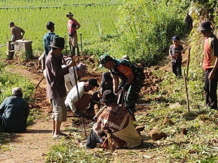 BABINSA KORAMIL 2207/JAMPANG TENGAH GELAR KARYA BAKTI BERSAMA WARGA DESA CITAMIANG