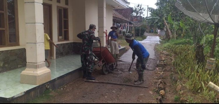 Babinsa Koramil 2209/Lengkong Laksanakan KARBAK Bersama Warga