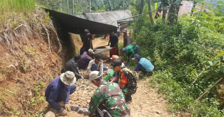 Babinsa Koramil 2209/Lengkong Gelar Karya Bakti Perbaikan Jalan Bersama Warga