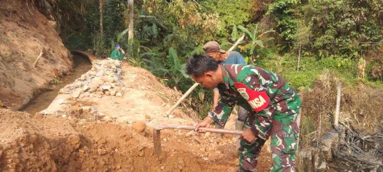 Babinsa Koramil 2201/Cisolok Laksanakan Karya Bakti di Desa Cirendang
