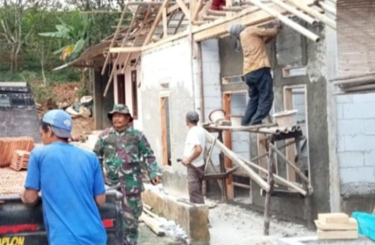 Babinsa Koramil 2206/Parakansalak Gelar Kegiatan Karbak Perbaiki Dapur Warga