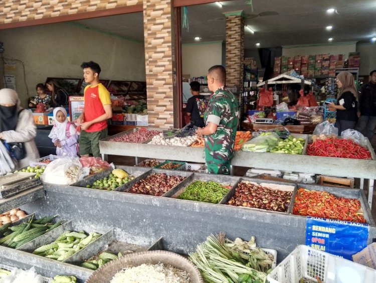 Babinsa Koramil 2205/Kalapanunggal Laksanakan Pengecekan Harga Sembako di Pasar Tradisional
