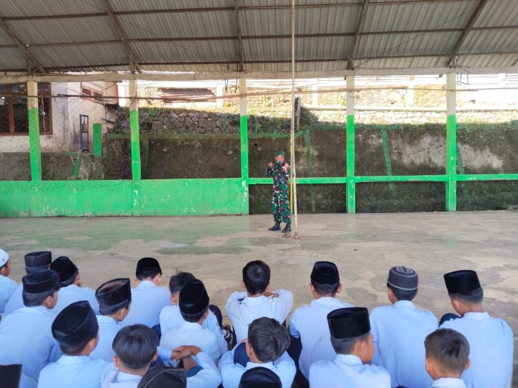 Babinsa Koramil 2202/Palabuhanratu Berikan Wawasan Kebangsaan kepada Siswa MTS Ikhwanul Iman