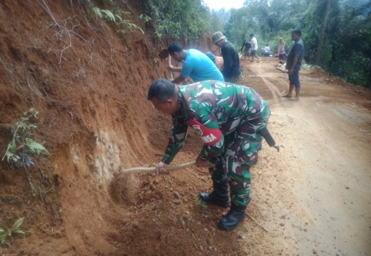 Babinsa Koramil 2204/Cikidang Gelar Bakti TNI Bersama Warga di Desa Cikarae Thoyibah