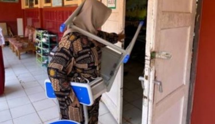 Ibu di Lebak Terpaksa Beli Meja Sekolah untuk Anaknya, Pertanyakan Kebijakan Sekolah