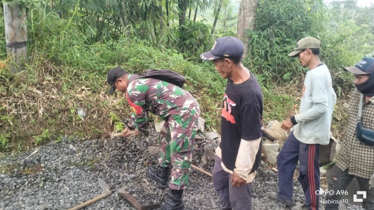 Babinsa Koramil 2210/Pabuaran Gelar Karya Bhakti Bersama Warga