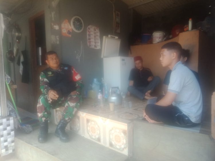 Babinsa Koramil 2204/Cikidang Sosialisasikan Pendaftaran TNI AD kepada Warga