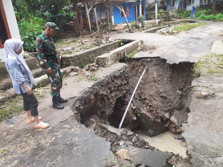 Babinsa Koramil 2202/Palabuhanratu Laksanakan Kegiatan Bakti Cek Jalan Amblas di Desa Citarik