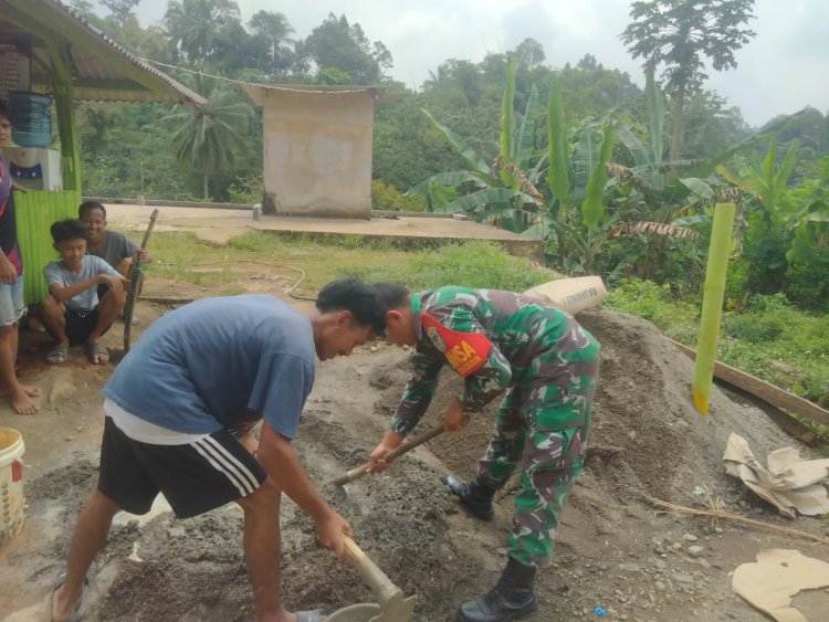Babinsa Koramil 2201/Cisolok Laksanakan Karya Bakti Pembuatan TPT Bersama Warga