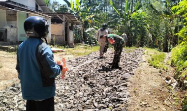 Bhakti TNI, Babinsa Koramil 2207/Jampangtengah Bantu Pengecoran Jalan di Desa Purabaya