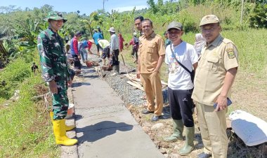 Babinsa Koramil 2209/Lengkong Laksanakan Monitoring Karya Bakti Plesterisasi Jalan di Desa Tegallega